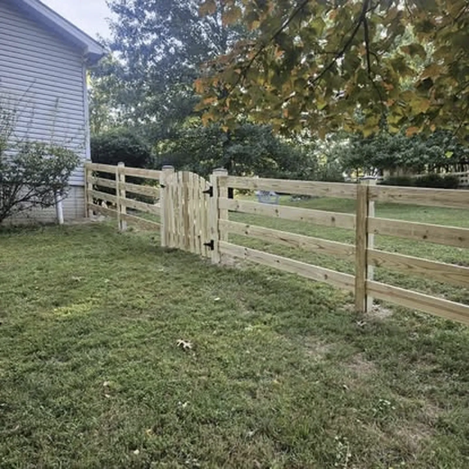 wooden-fence-with-gate-and-vinyl-privacy-in-backyard